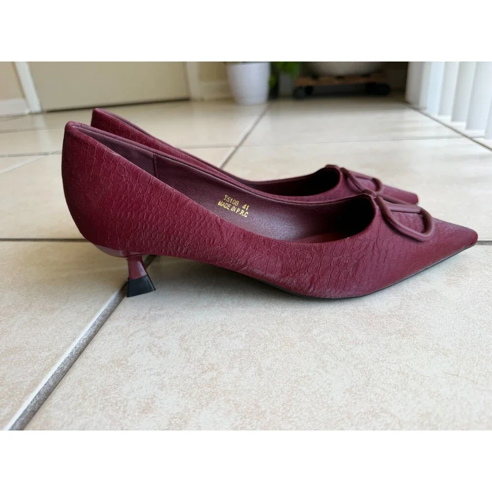 Yunai Burgundy Fabric Croc Pointed Toe Kitten Heels Matte V Buckle Sz 10 - Picture 3 of 9